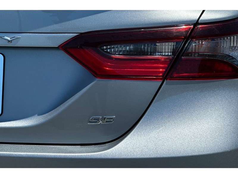 Toyota Camry Vehicle Full-screen Gallery Image 30