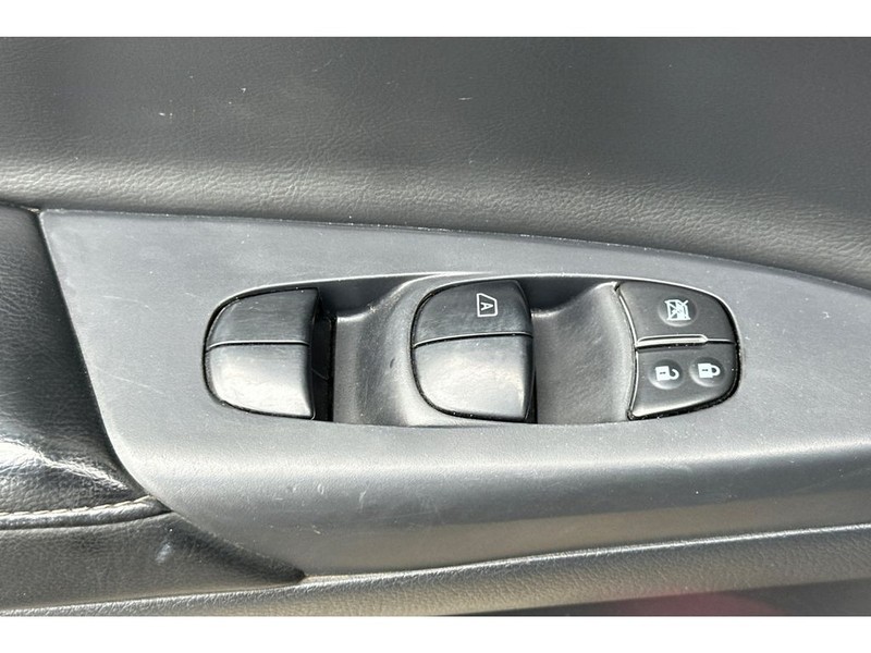 Nissan Sentra Vehicle Full-screen Gallery Image 12