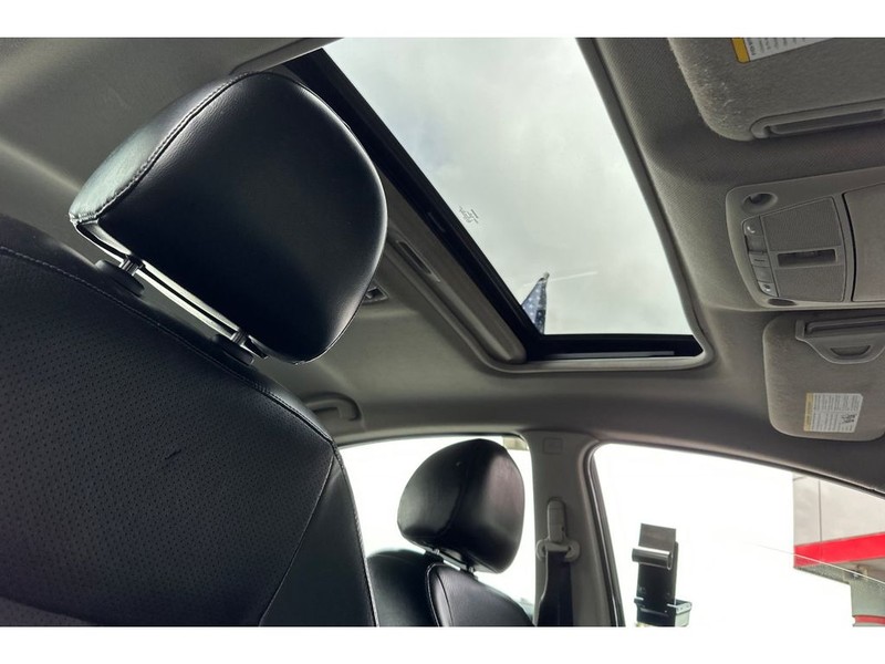 Nissan Sentra Vehicle Full-screen Gallery Image 17