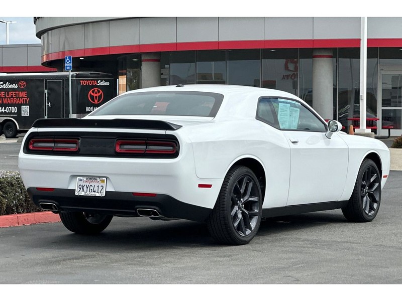 Dodge Challenger Vehicle Full-screen Gallery Image 04