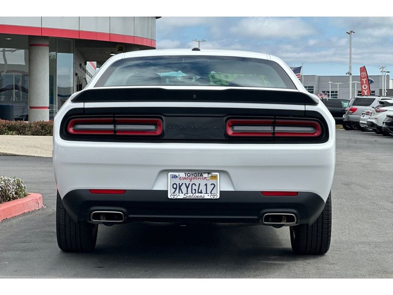 Dodge Challenger Vehicle Full-screen Gallery Image 05