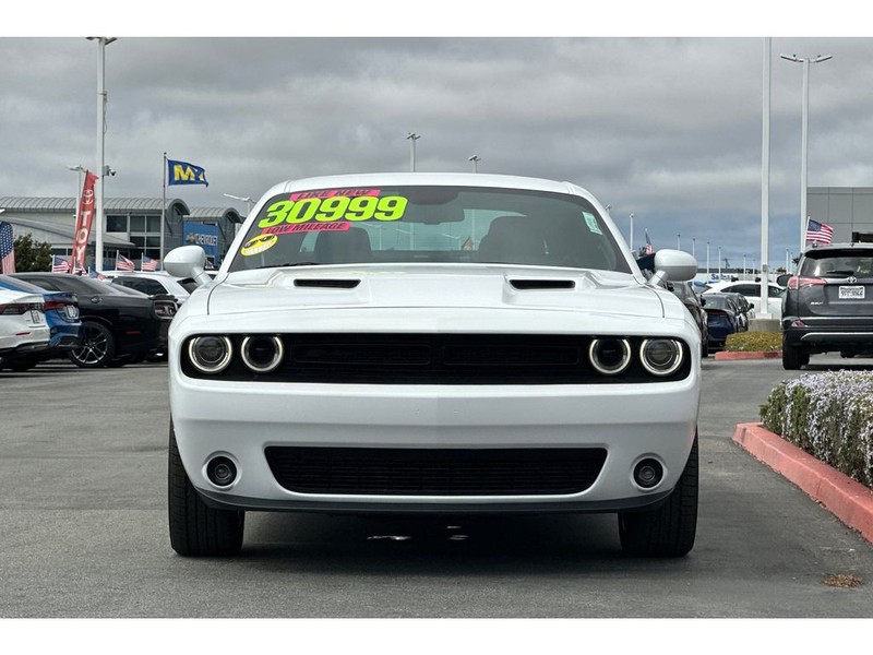 Dodge Challenger Vehicle Full-screen Gallery Image 09