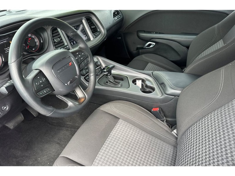 Dodge Challenger Vehicle Full-screen Gallery Image 10