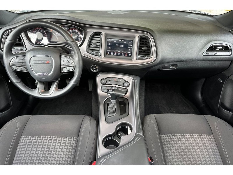 Dodge Challenger Vehicle Full-screen Gallery Image 15