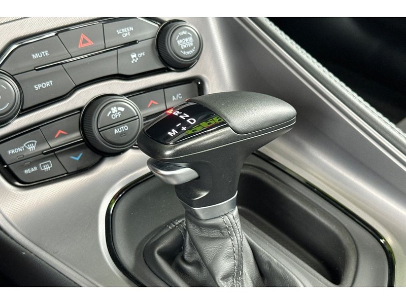 Dodge Challenger Vehicle Full-screen Gallery Image 24