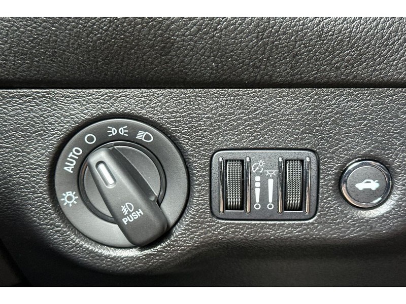 Dodge Challenger Vehicle Full-screen Gallery Image 31