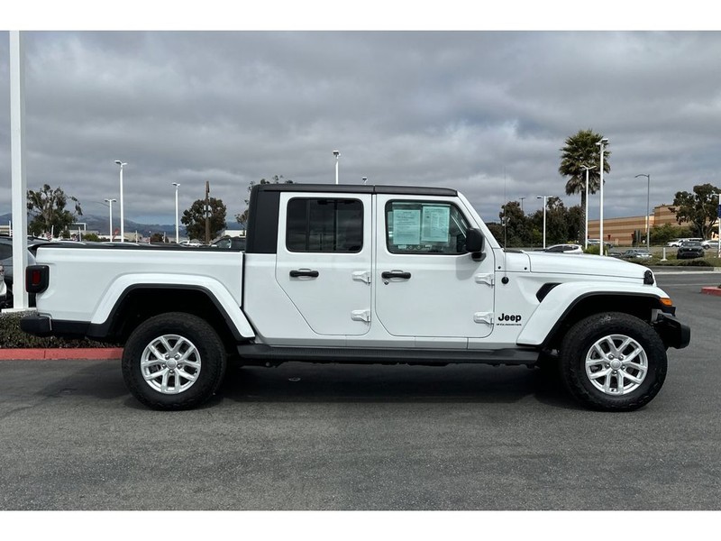 Jeep Gladiator Vehicle Full-screen Gallery Image 03