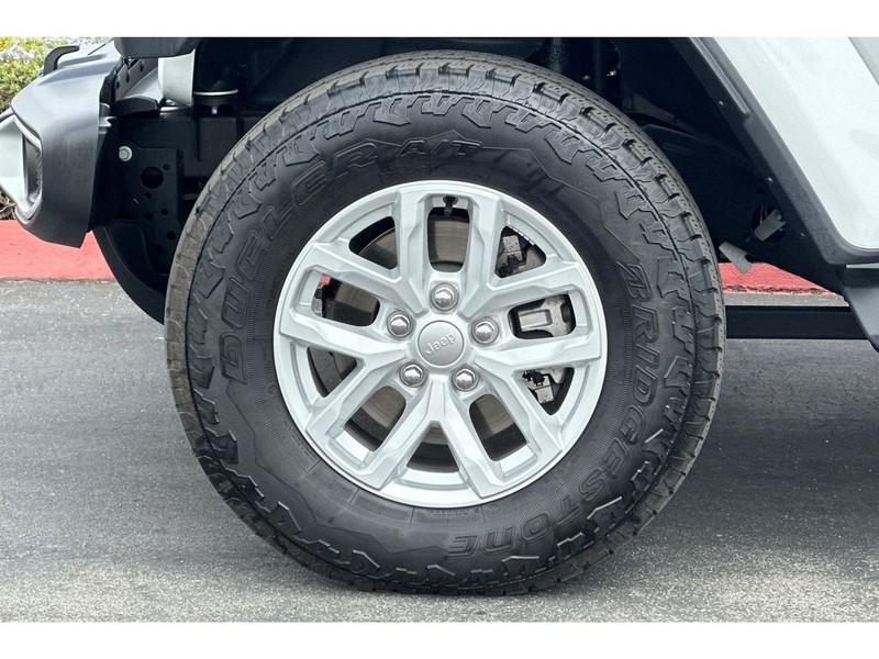 Jeep Gladiator Vehicle Full-screen Gallery Image 32