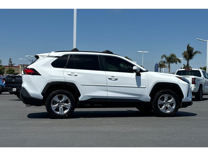 Toyota RAV4 Vehicle Full-screen Gallery Image 03