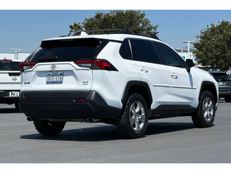 Toyota RAV4 Vehicle Full-screen Gallery Image 04
