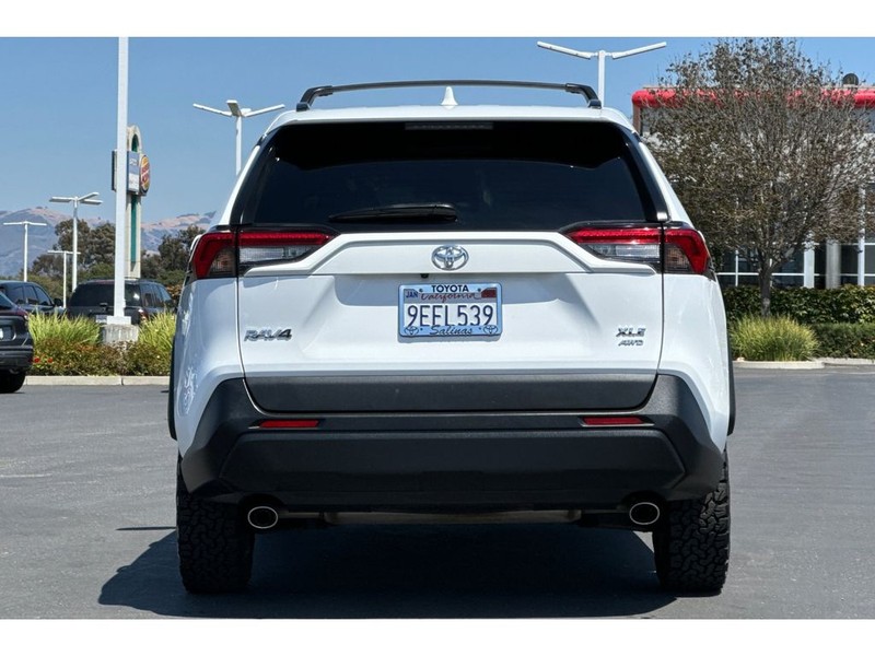 Toyota RAV4 Vehicle Full-screen Gallery Image 05