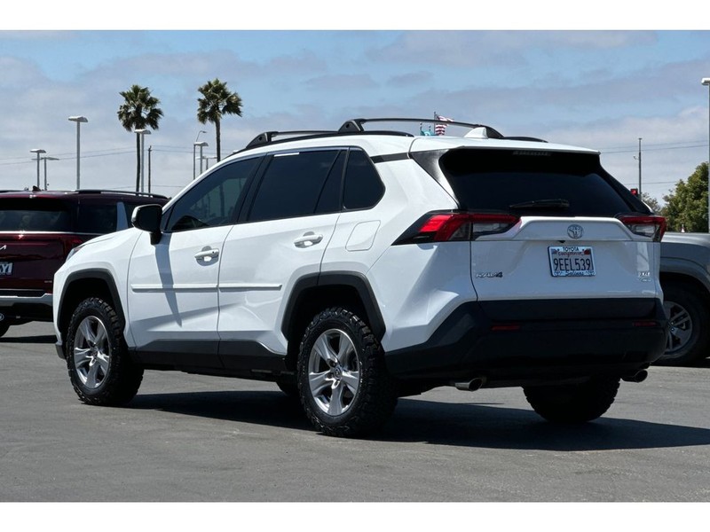Toyota RAV4 Vehicle Full-screen Gallery Image 06