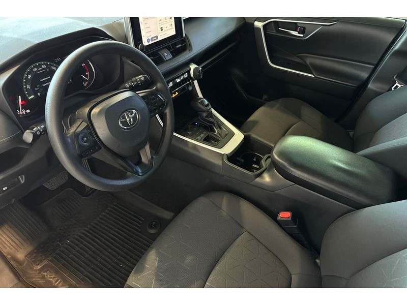 Toyota RAV4 Vehicle Full-screen Gallery Image 10