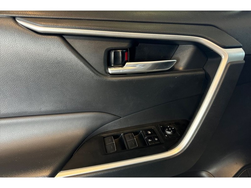 Toyota RAV4 Vehicle Full-screen Gallery Image 11