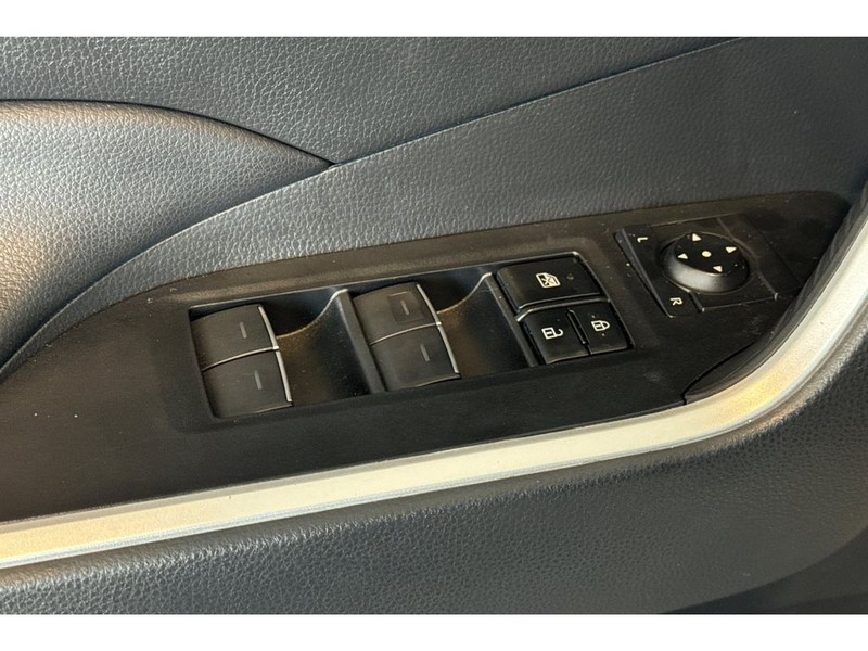 Toyota RAV4 Vehicle Full-screen Gallery Image 12