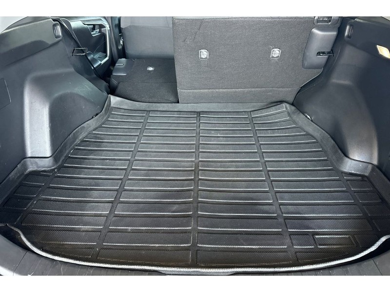 Toyota RAV4 Vehicle Full-screen Gallery Image 17