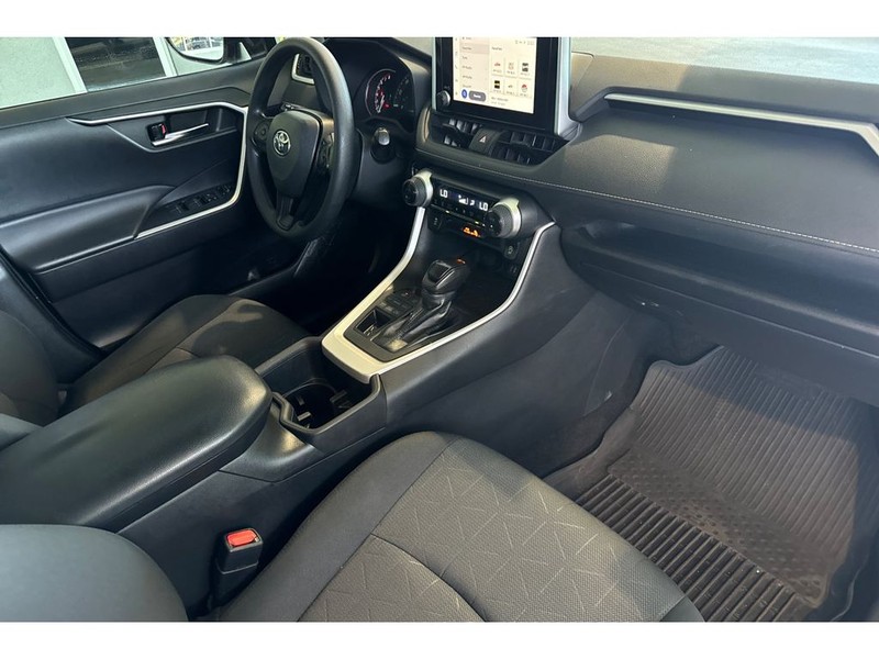 Toyota RAV4 Vehicle Full-screen Gallery Image 18
