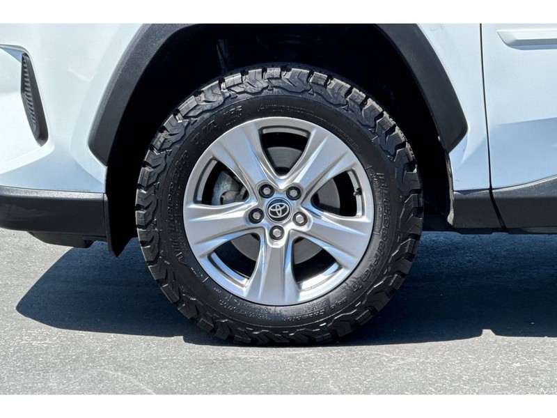 Toyota RAV4 Vehicle Full-screen Gallery Image 29