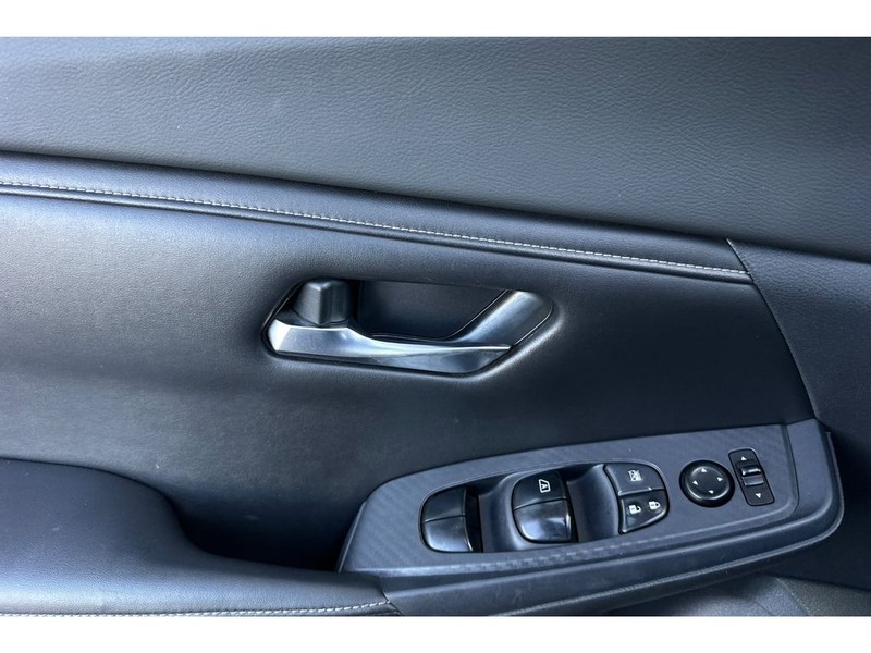 Nissan Sentra Vehicle Full-screen Gallery Image 11