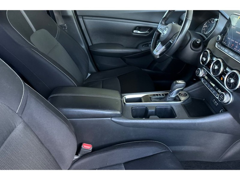 Nissan Sentra Vehicle Full-screen Gallery Image 16