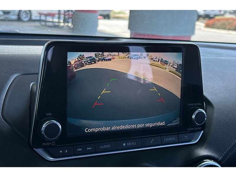 Nissan Sentra Vehicle Full-screen Gallery Image 20