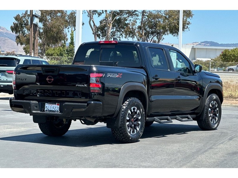 Nissan Frontier Vehicle Full-screen Gallery Image 04