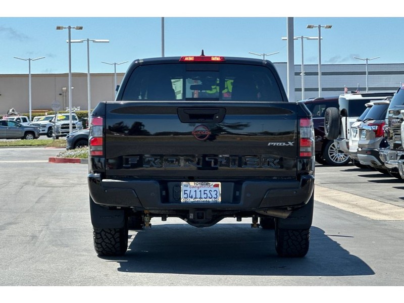 Nissan Frontier Vehicle Full-screen Gallery Image 05