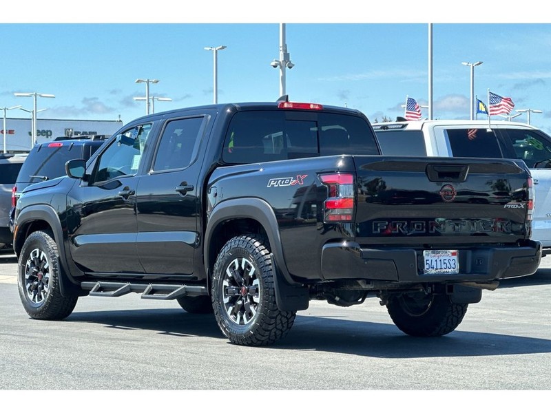 Nissan Frontier Vehicle Full-screen Gallery Image 06