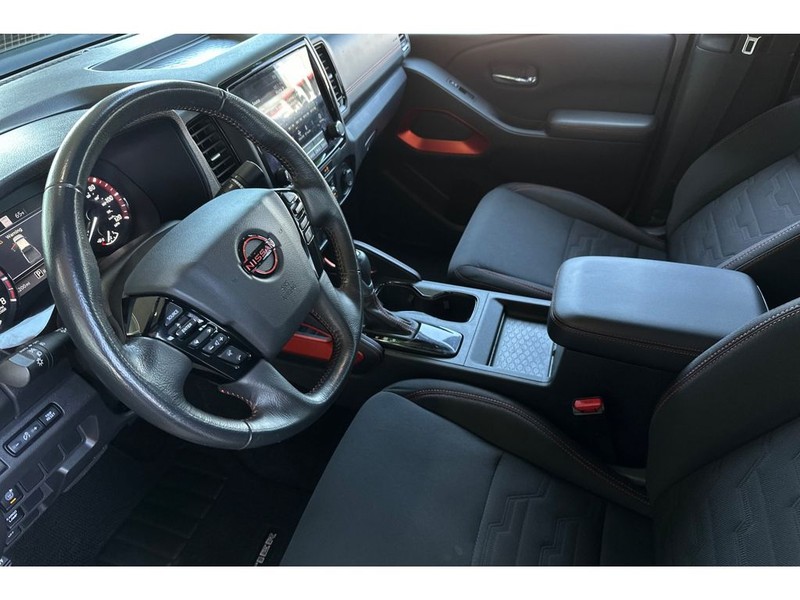 Nissan Frontier Vehicle Full-screen Gallery Image 10