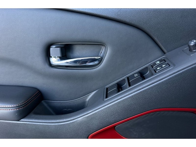 Nissan Frontier Vehicle Full-screen Gallery Image 11