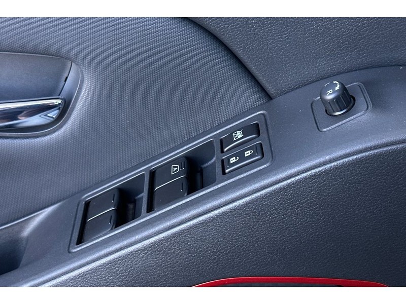 Nissan Frontier Vehicle Full-screen Gallery Image 12