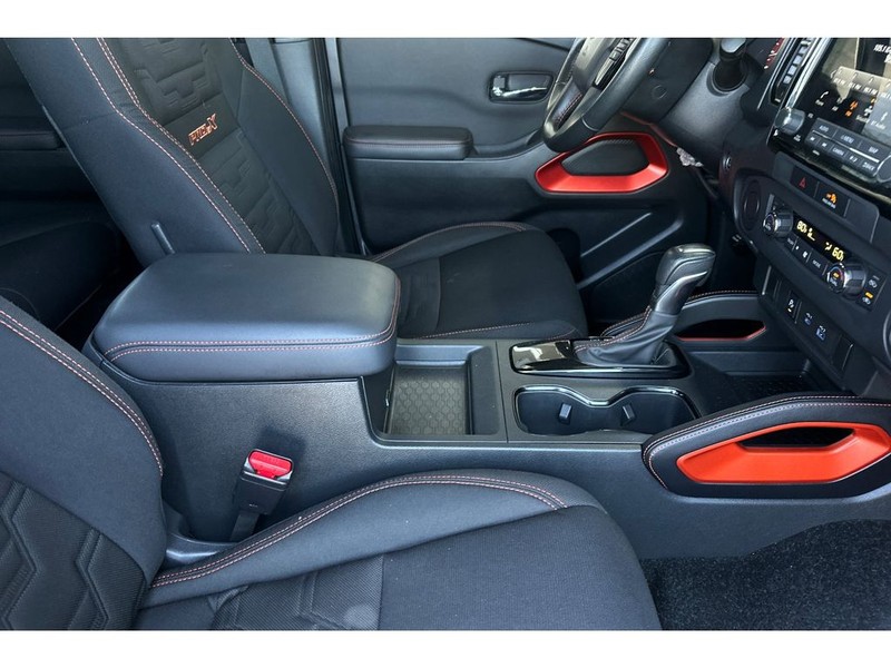 Nissan Frontier Vehicle Full-screen Gallery Image 16