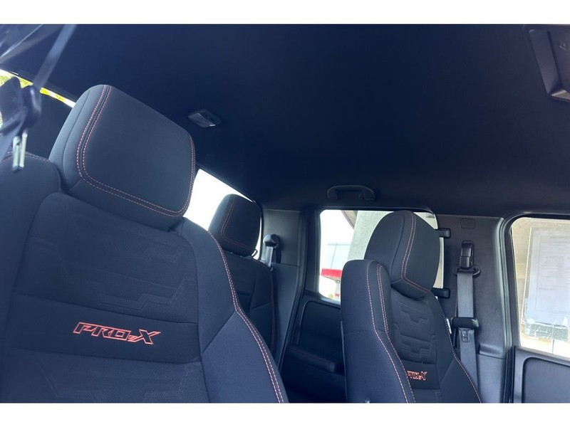 Nissan Frontier Vehicle Full-screen Gallery Image 17