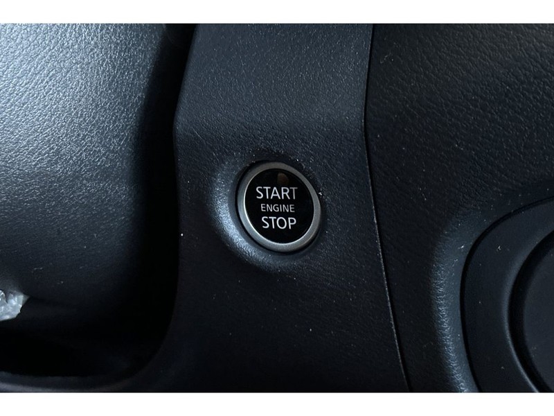 Nissan Frontier Vehicle Full-screen Gallery Image 24