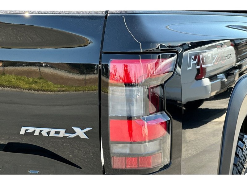 Nissan Frontier Vehicle Full-screen Gallery Image 32