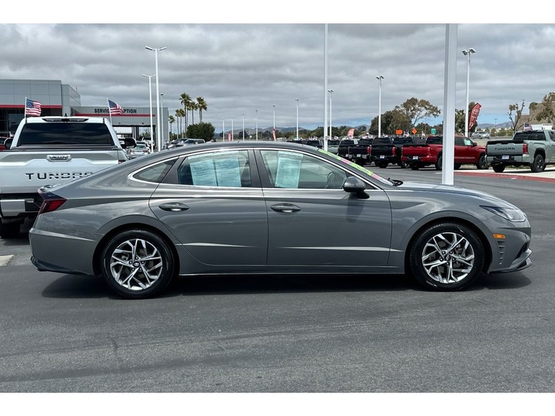 Hyundai Sonata Vehicle Full-screen Gallery Image 03