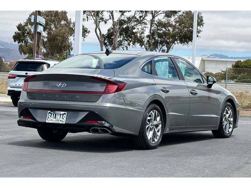 Hyundai Sonata Vehicle Full-screen Gallery Image 04