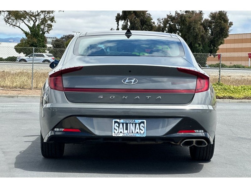 Hyundai Sonata Vehicle Full-screen Gallery Image 05