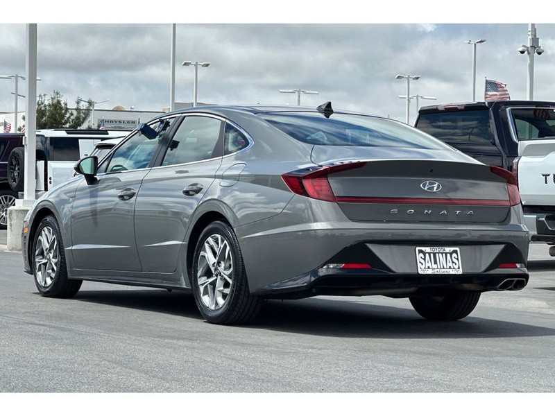 Hyundai Sonata Vehicle Full-screen Gallery Image 06