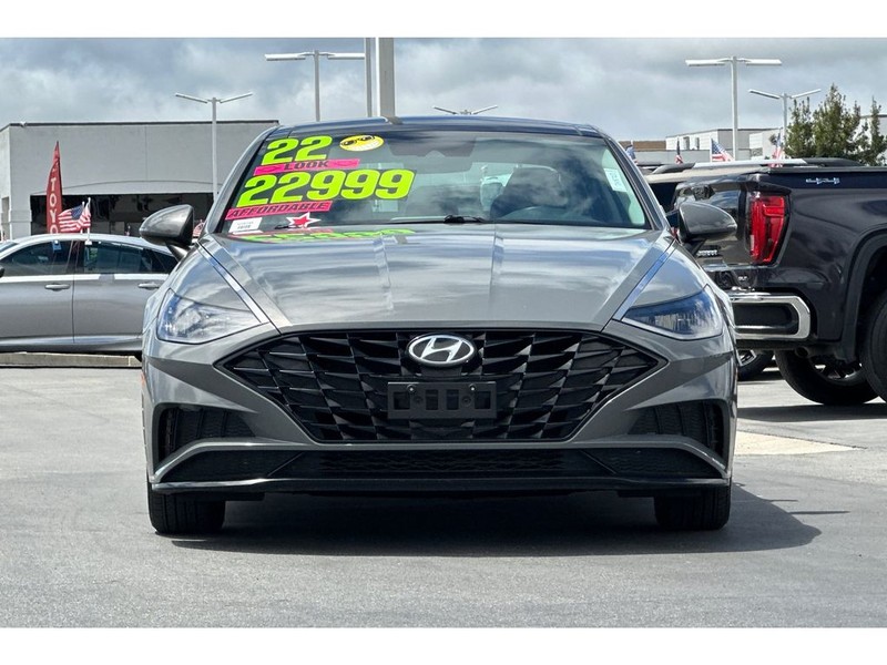 Hyundai Sonata Vehicle Full-screen Gallery Image 09