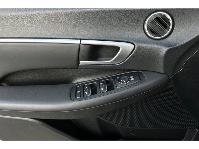 Hyundai Sonata Vehicle Full-screen Gallery Image 11