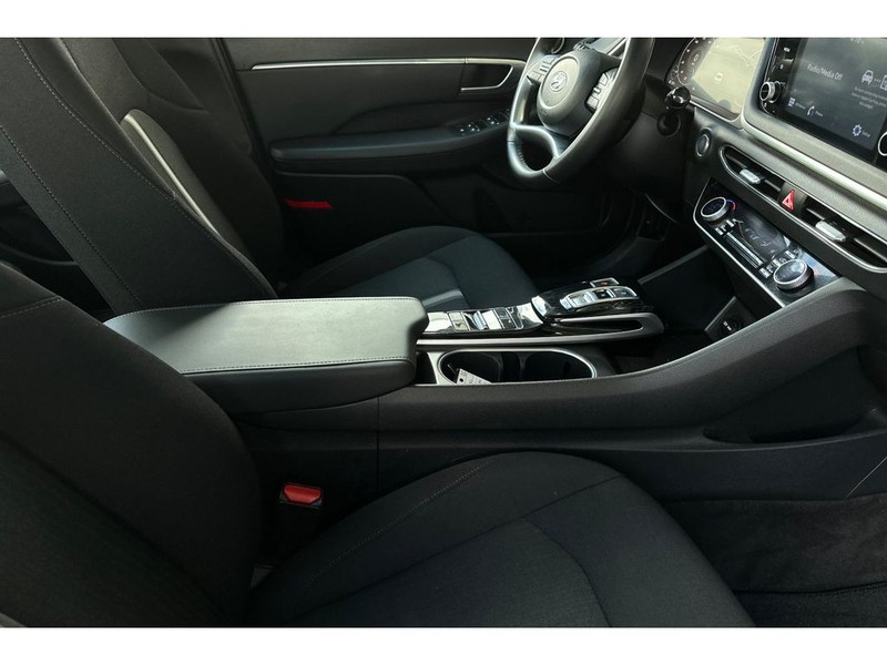 Hyundai Sonata Vehicle Full-screen Gallery Image 17