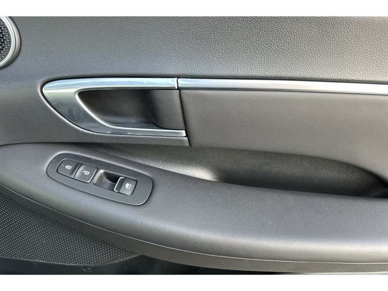 Hyundai Sonata Vehicle Full-screen Gallery Image 19