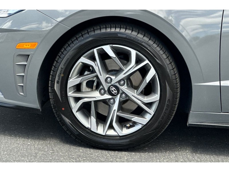 Hyundai Sonata Vehicle Full-screen Gallery Image 31