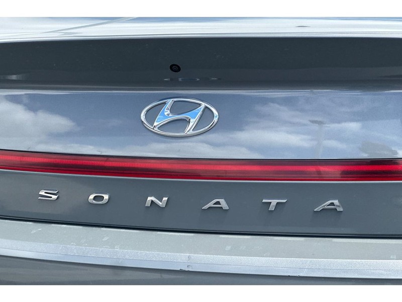 Hyundai Sonata Vehicle Full-screen Gallery Image 32