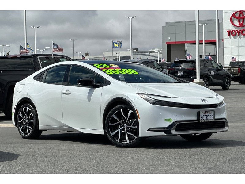 Toyota Prius Prime Vehicle Full-screen Gallery Image 02