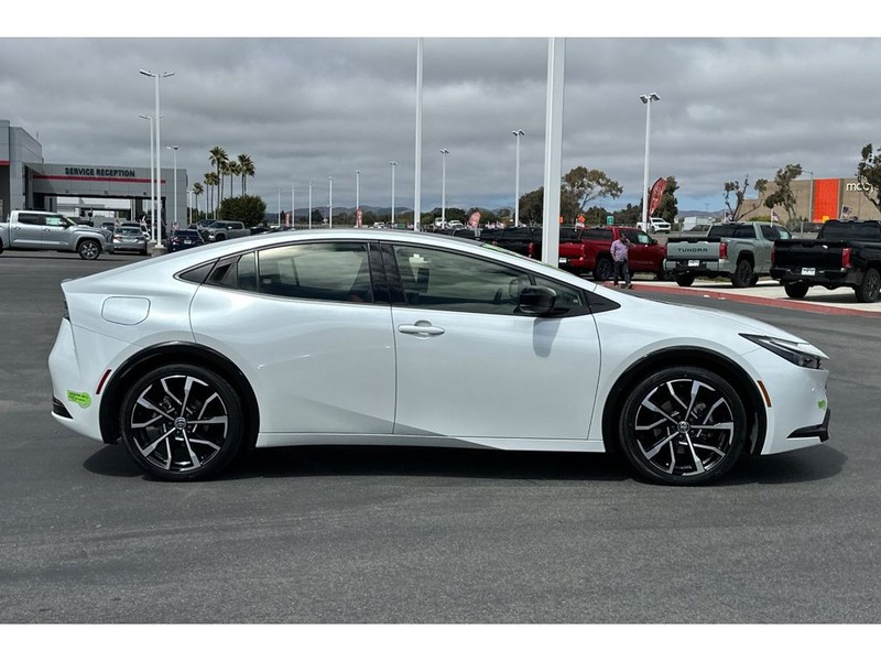 Toyota Prius Prime Vehicle Full-screen Gallery Image 03
