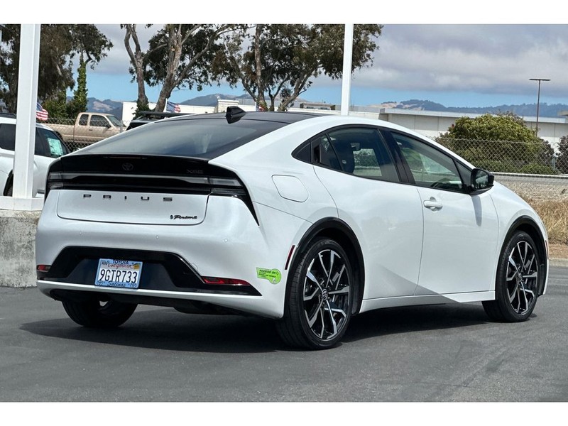 Toyota Prius Prime Vehicle Full-screen Gallery Image 04