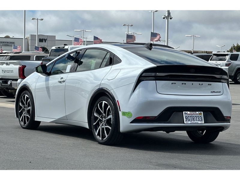 Toyota Prius Prime Vehicle Full-screen Gallery Image 06