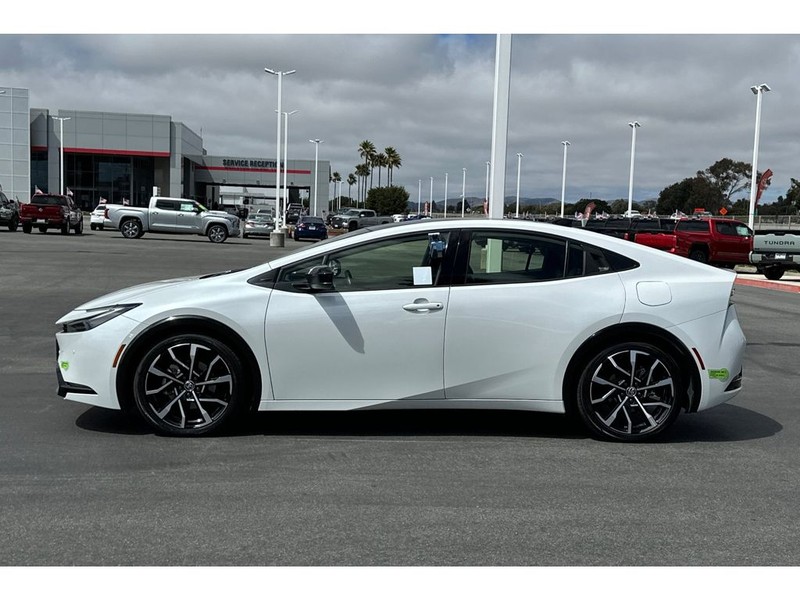 Toyota Prius Prime Vehicle Full-screen Gallery Image 07